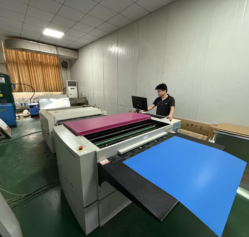 众利彩印务工作人员操作印前设备